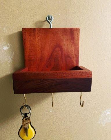 Wall mounted keychain holder